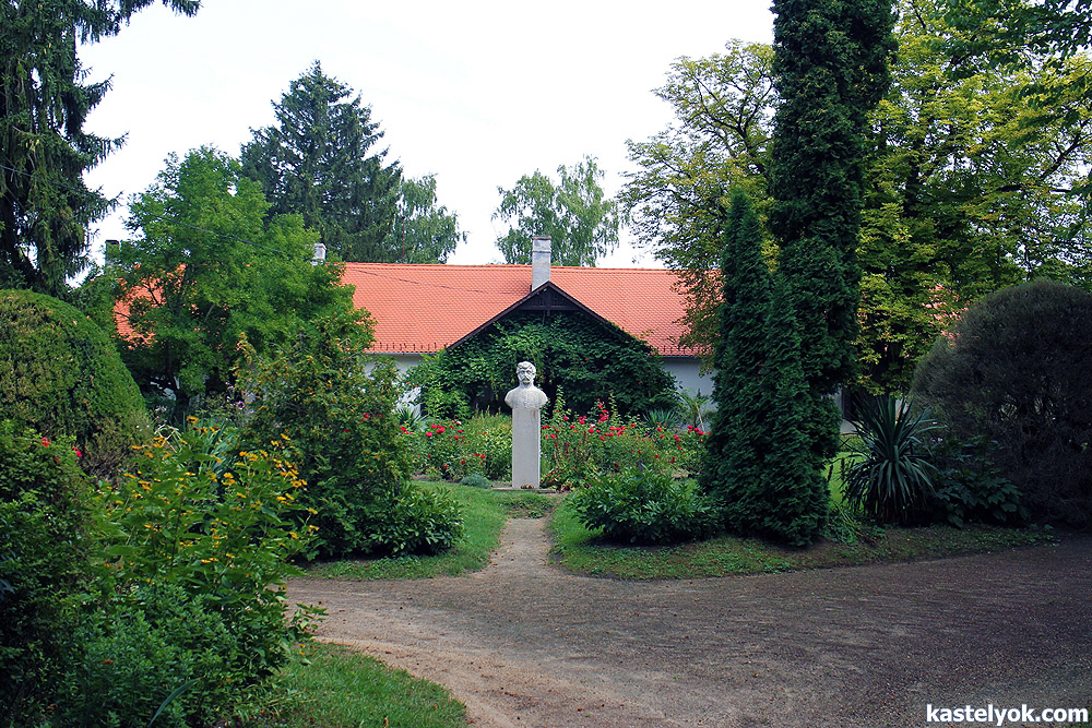 Berzsenyi-kúria - Nikla Berzsenyi-kúria - Nikla - KASTELYOK.COM
