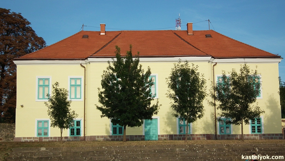 Rhédey-kastély - Emőd Rhédey-kastély - Emőd - KASTELYOK.COM