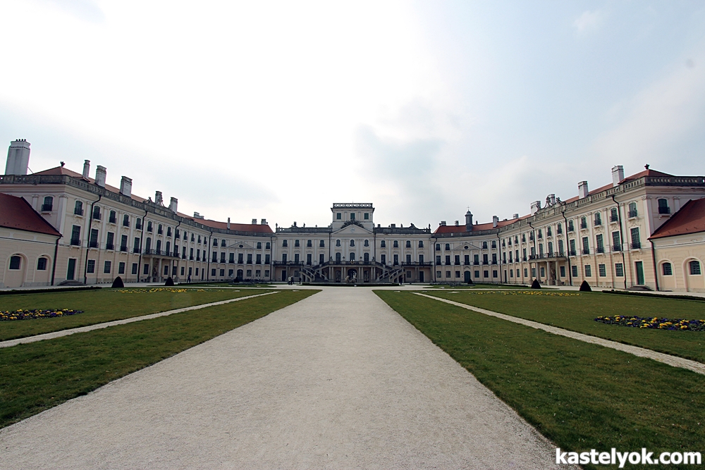 Esterházy-kastély - Fertőd Esterházy-kastély - Fertőd - KASTELYOK.COM