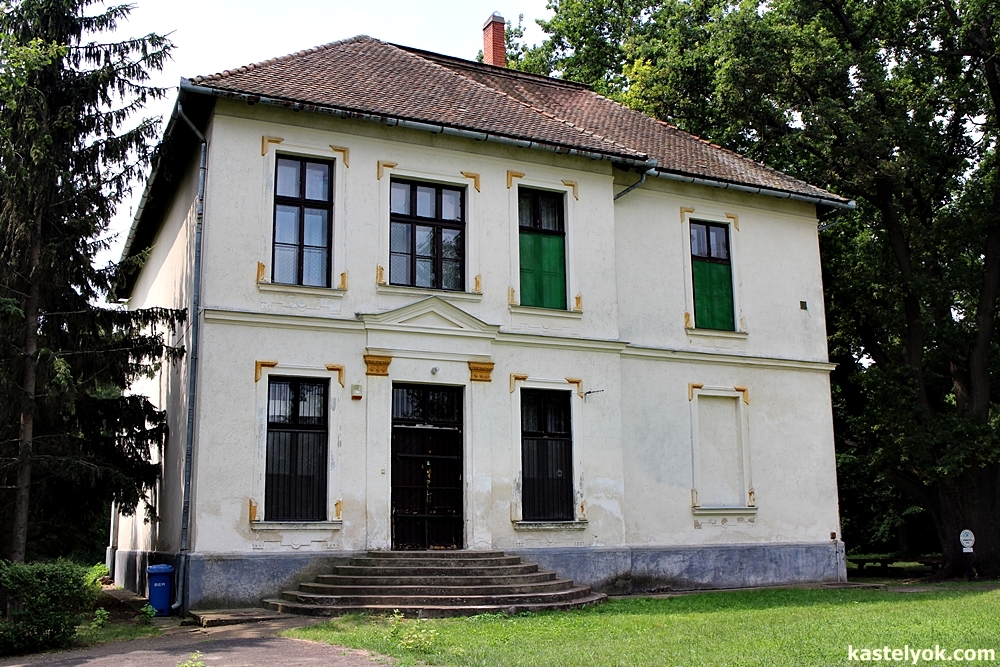 Füsti-kastély - Füstpuszta Füsti-kastély - Füstpuszta - KASTELYOK.COM