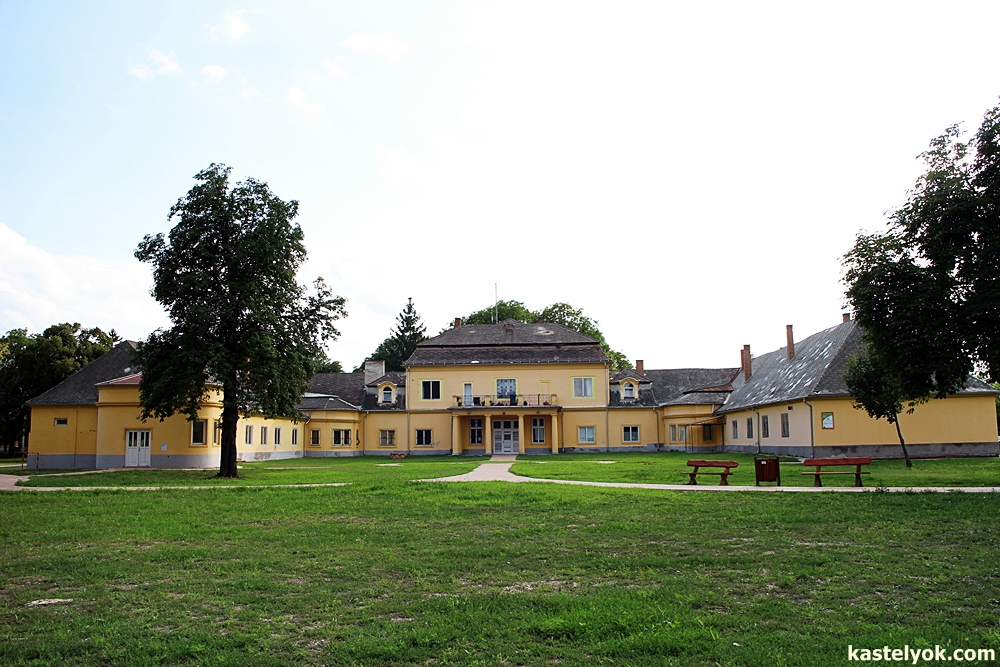 Esterházy-Liechtenstein-kastély - Ács Esterházy-Liechtenstein-kastély - Ács - KASTELYOK.COM