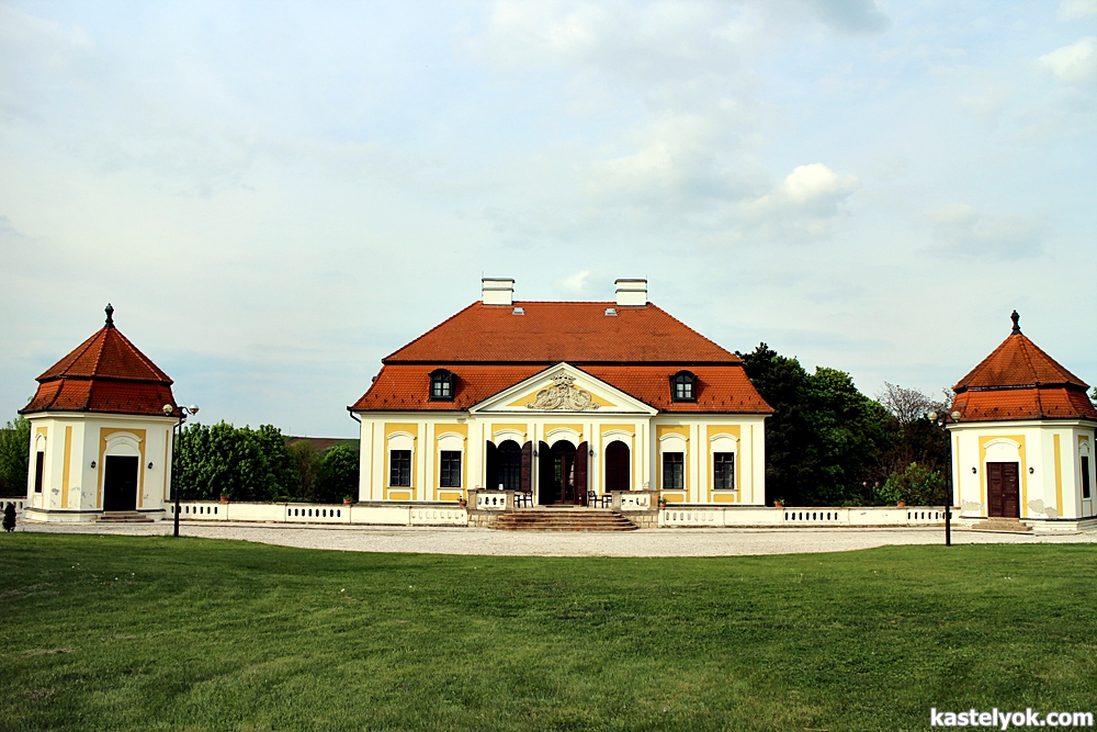 Szent Miklóssy kastélyszálló - Erdőtarcsa Szent Miklóssy kastélyszálló - Erdőtarcsa - KASTELYOK.COM
