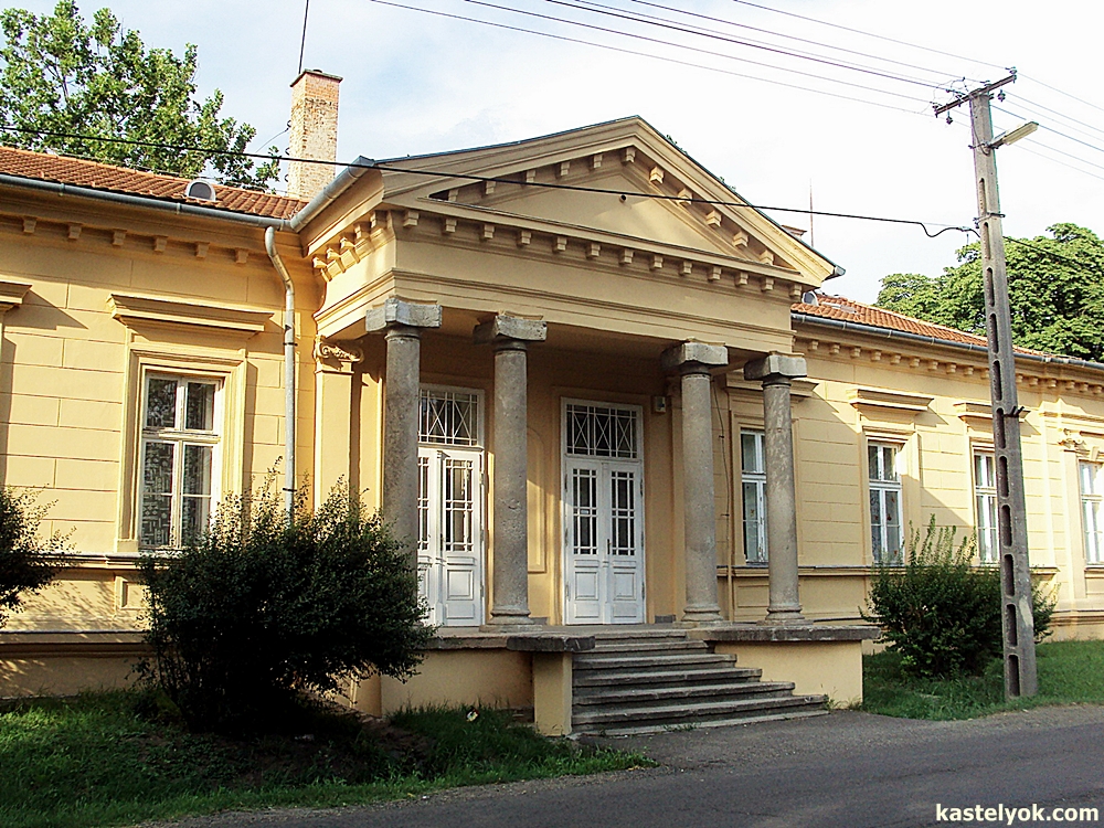Gosztonyi-kastély - Váchartány Gosztonyi-kastély - Váchartány - KASTELYOK.COM