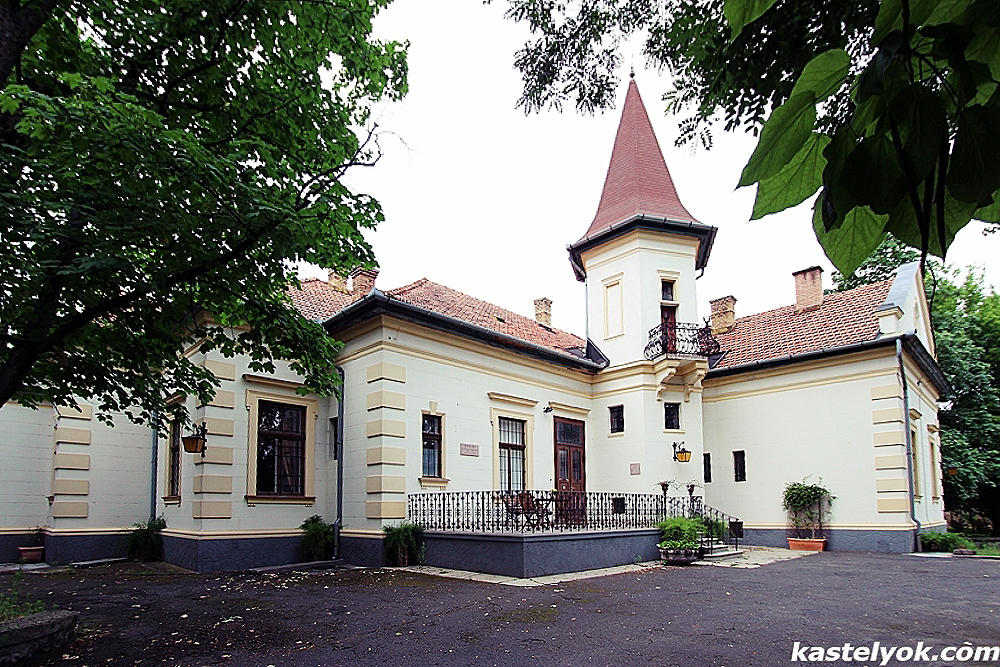 Plósz-kúria - Dánszentmiklós - KASTELYOK.COM