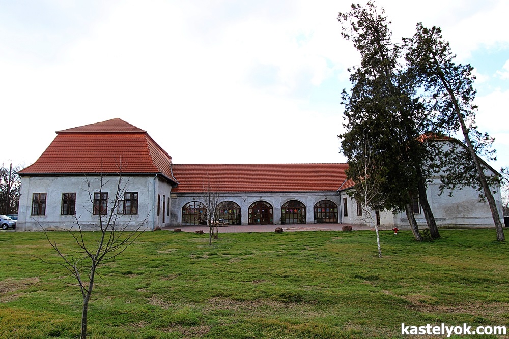 Bezerédj-kastély - Szedres-Hídjapuszta Bezerédj-kastély - Szedres-Hídjapuszta - KASTELYOK.COM