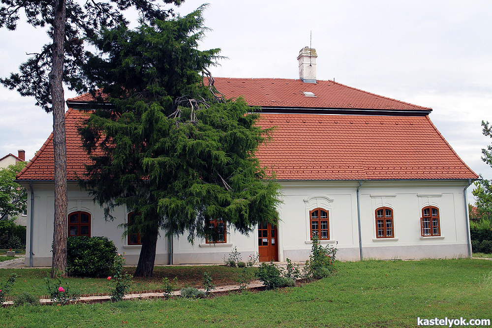 Talián-Horváth-kastély - Szentkirályszabadja Talián-Horváth-kastély - Szentkirályszabadja - KASTELYOK.COM