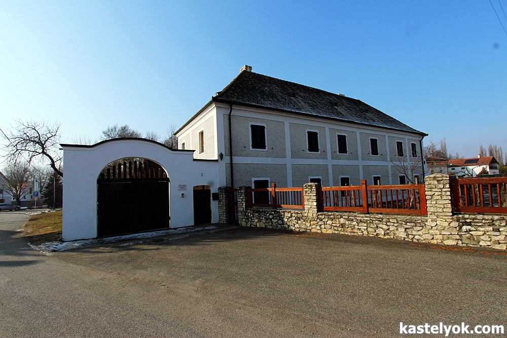 Esterházy-kastély - Gyulakeszi Esterházy-kastély - Gyulakeszi - KASTELYOK.COM